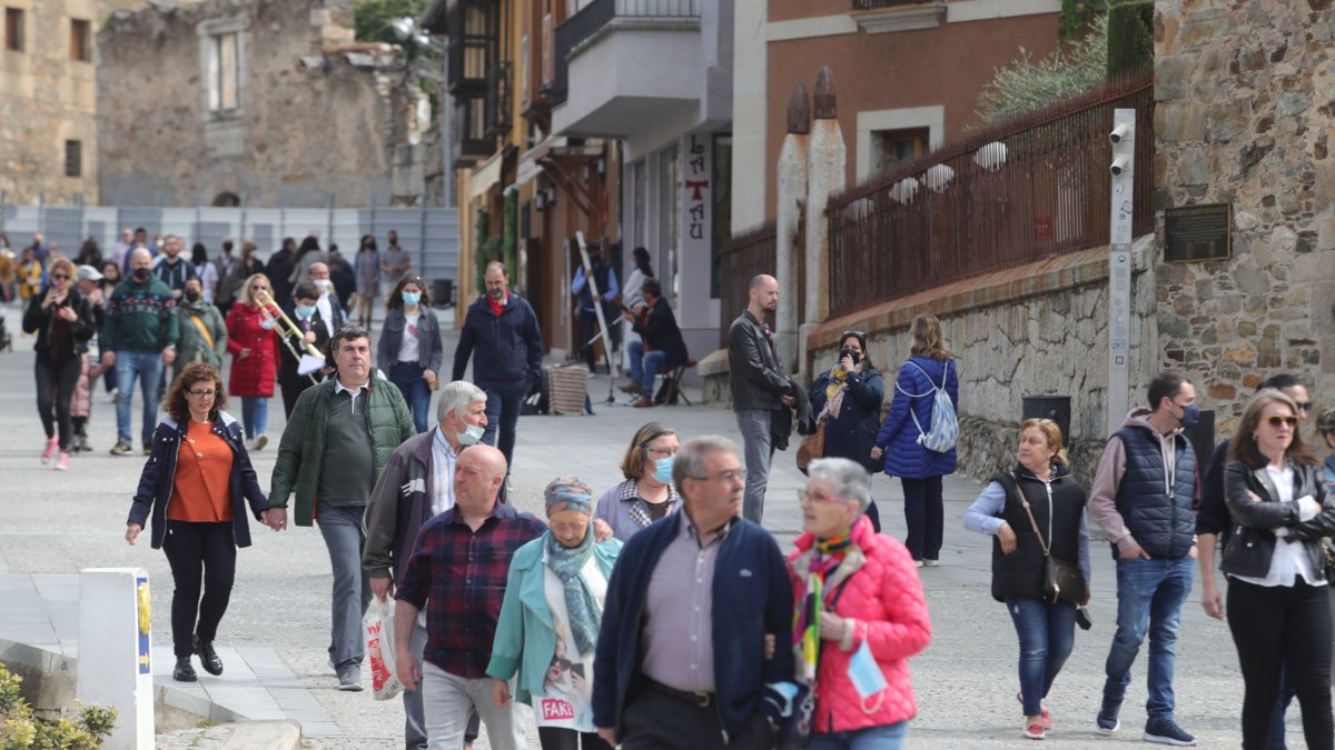 Turistas en Ponferrada, en una imagen de hoy. L. DE LA MATA