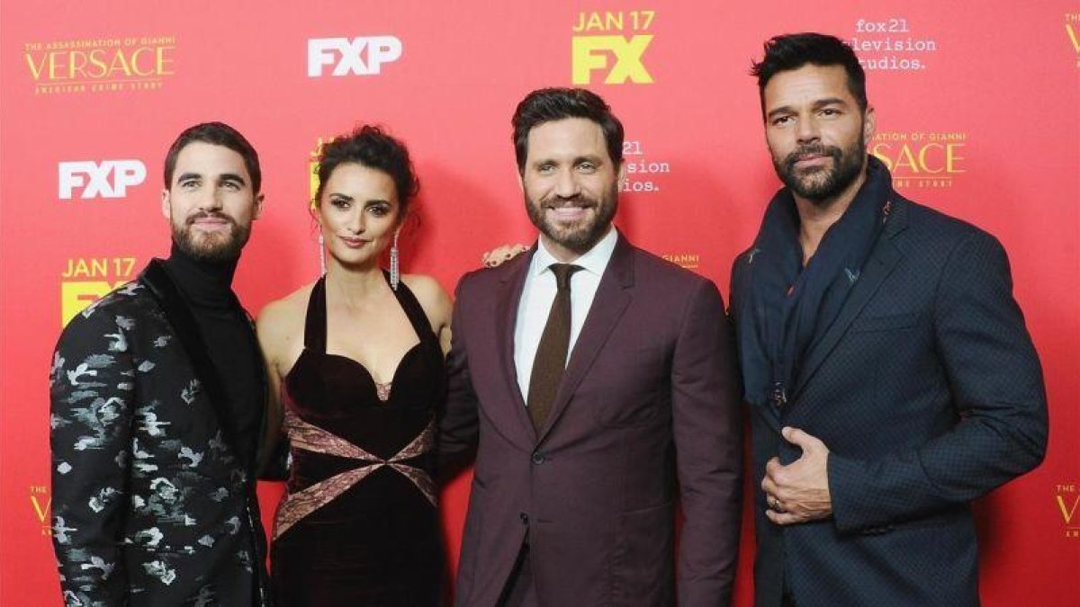 De izquierda a derecha: los actores Darren Criss, Penélope Cruz, Édgar Ramírez y Ricky Martin en la premiere de la serie celebrada este lunes en Hollywood