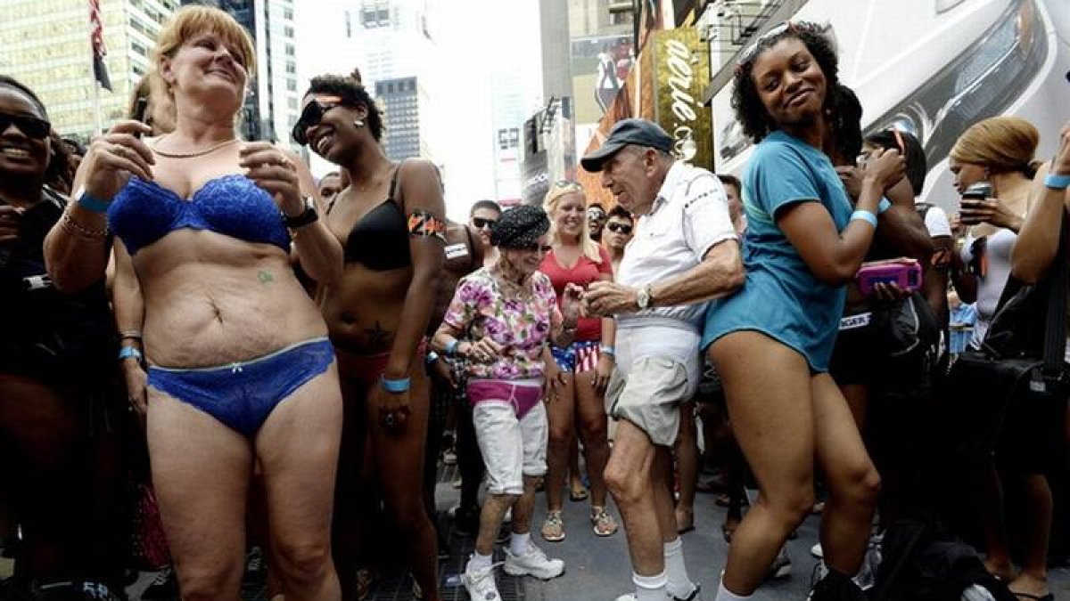 Un grupo de personas bailan durante el Día Nacional de la Ropa Interior en Times Square.
