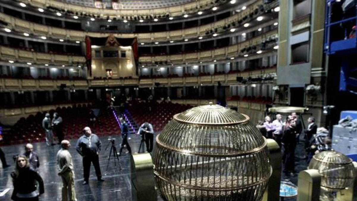 Los bombos de la Lotería de Navidad, a punto en el Teatro Real de Madrid.