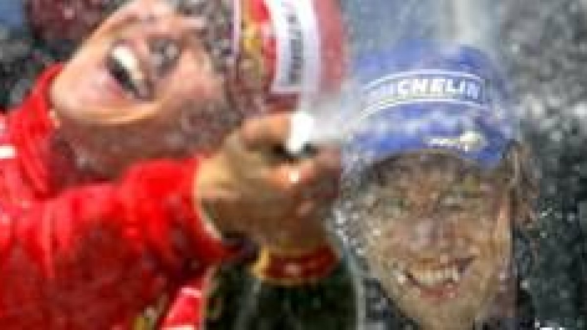 Schumacher celebra el triunfo en el podio con Button al fondo
