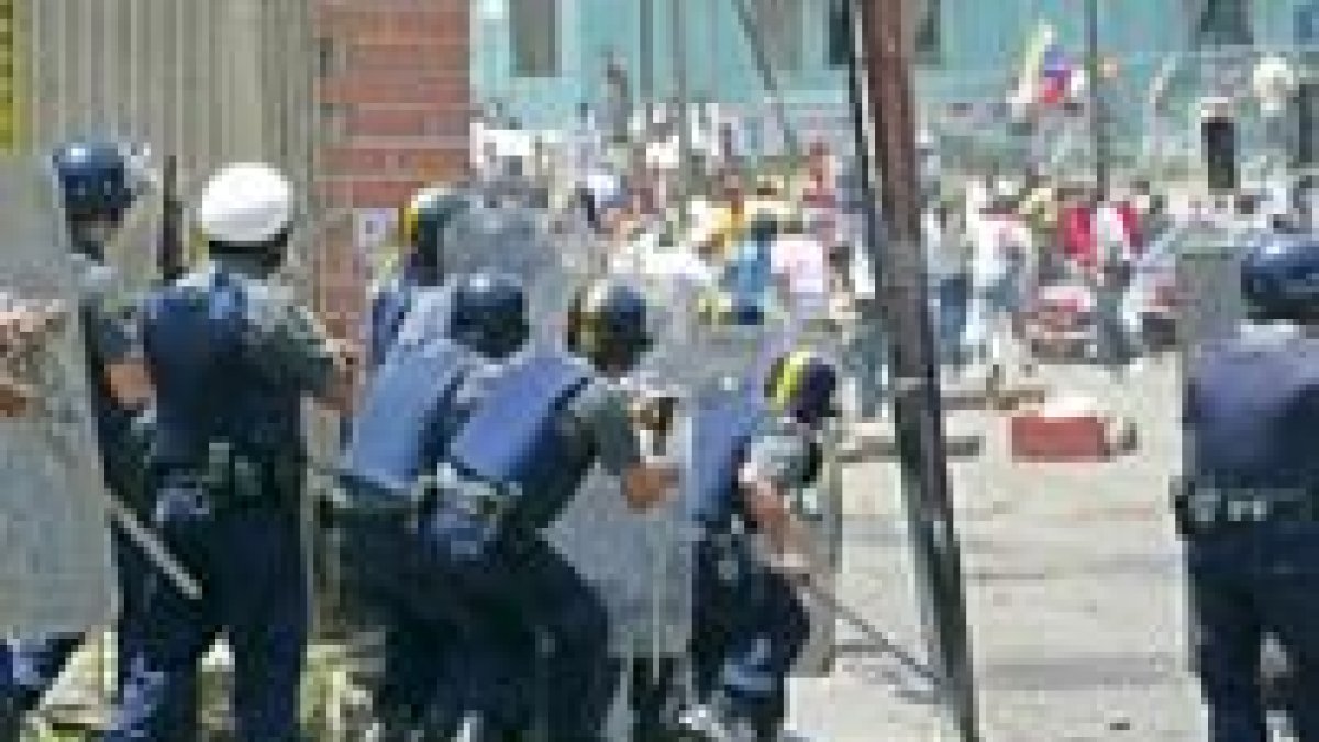 La policía antidisturbios intentaba ayer mantener la calma en la capital venezolana