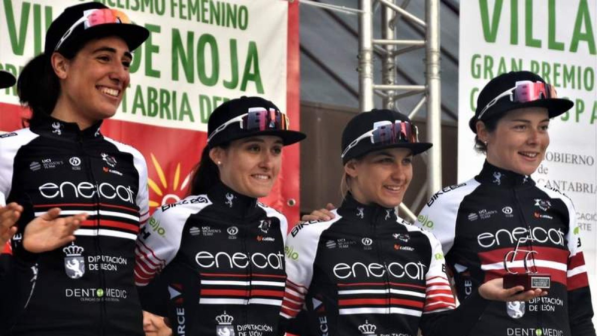 Las integrantes del Eneicat Women Team en lo alto del podio tras su triunfo en la crono por equipos de Noja. DANI PEÑA