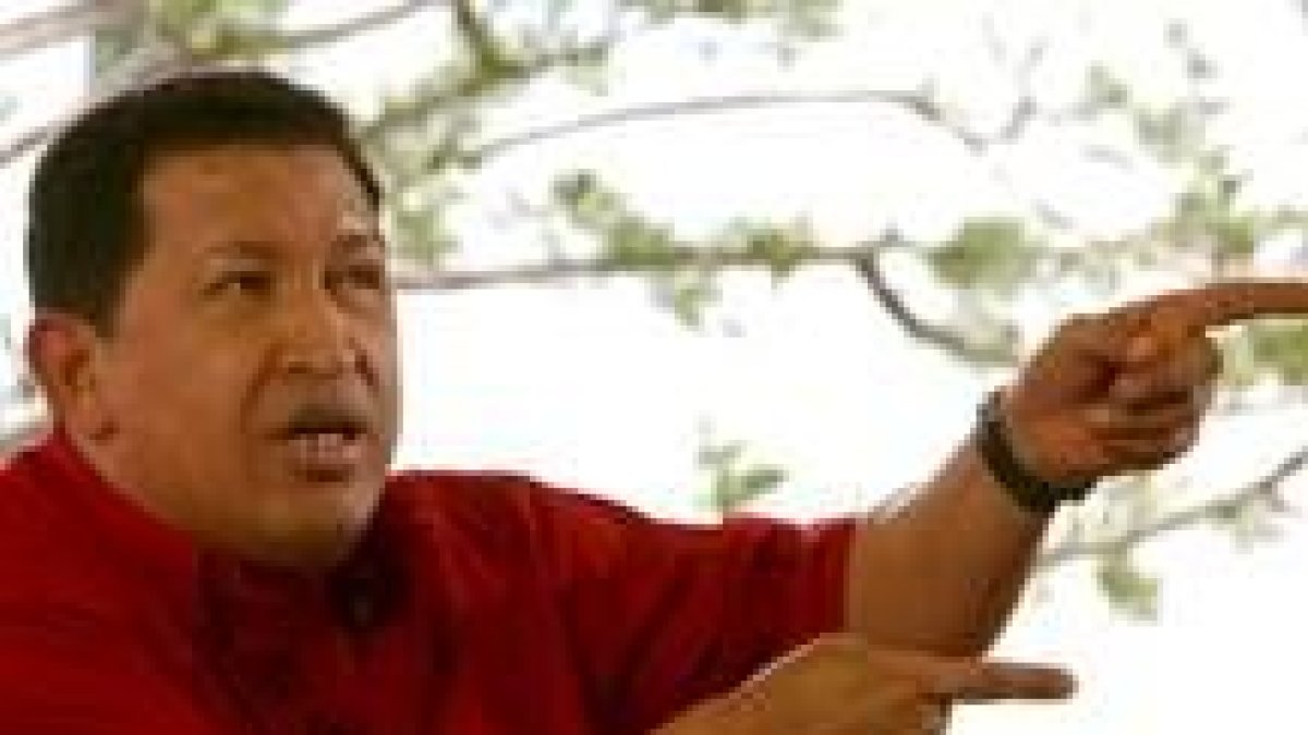 Chávez defiende que la entidad se iba a vender a un banquero venezolano