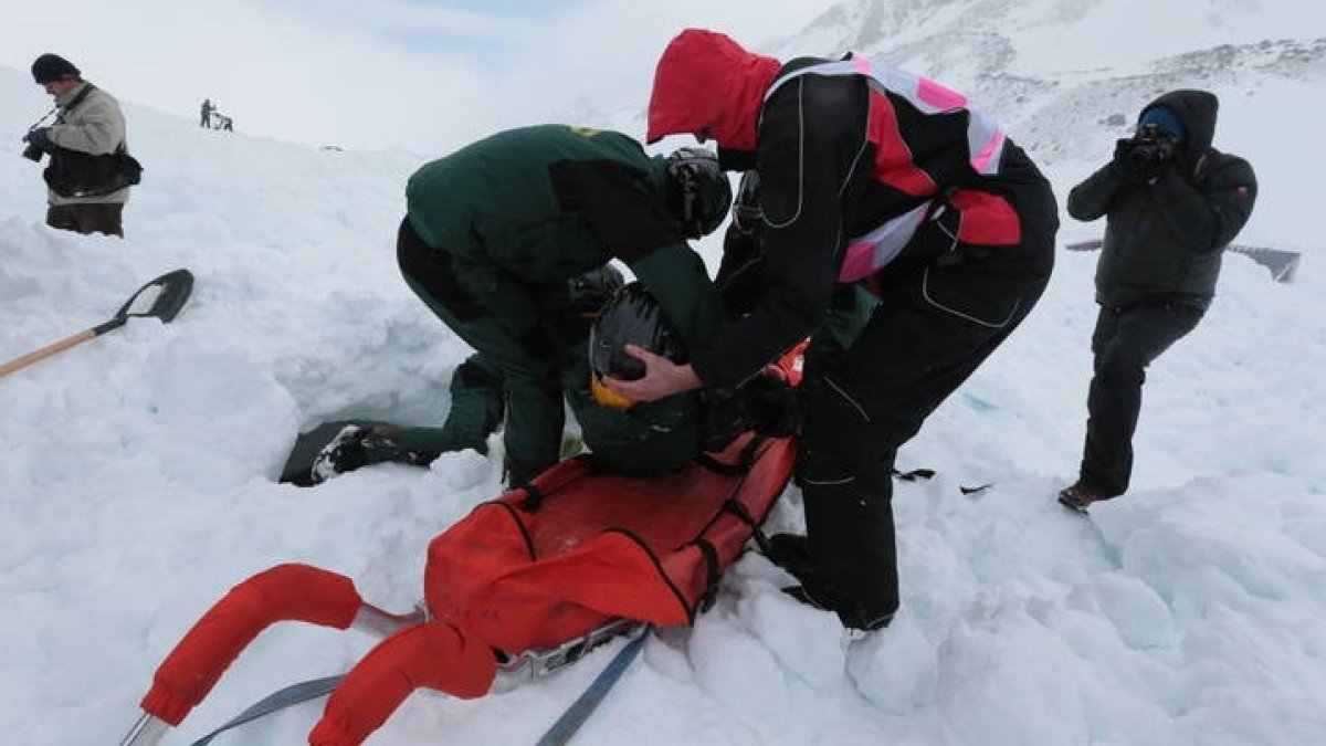 Ejercicios de rescate de heridos en la montaña. DL