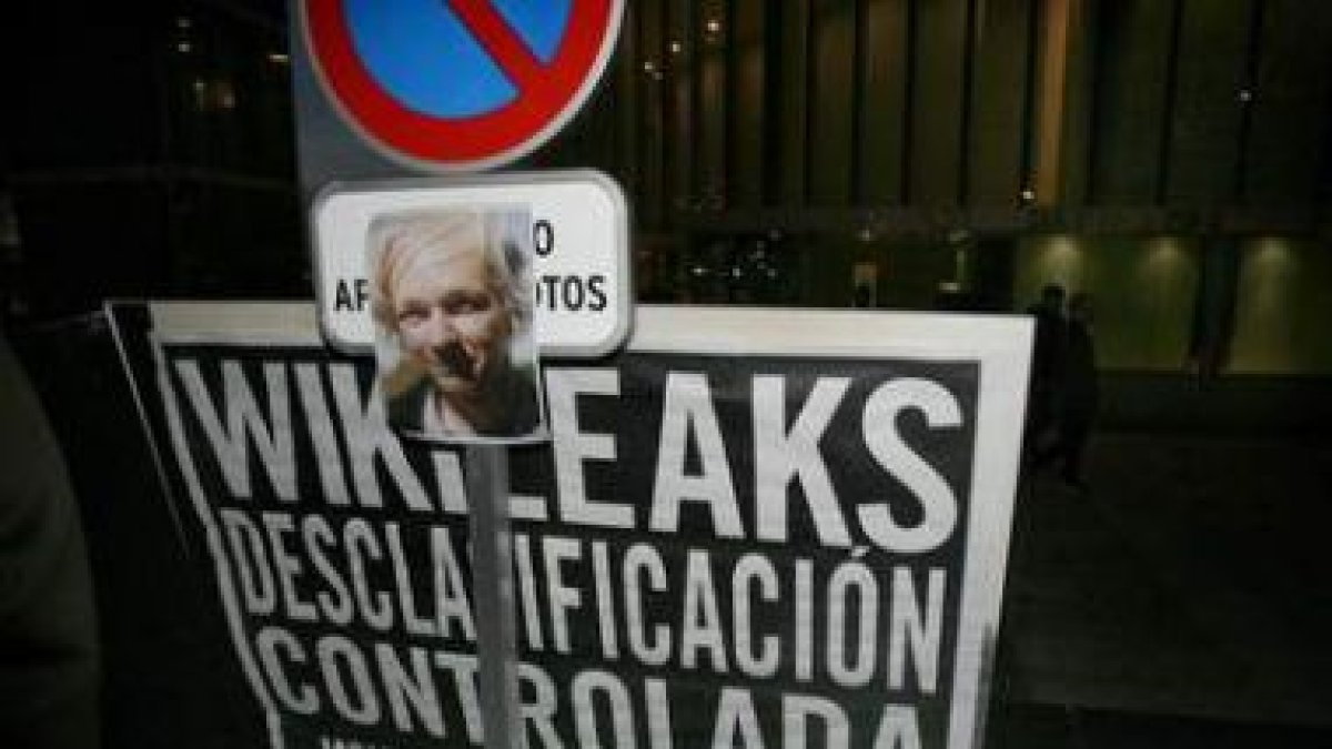 Uno de los carteles de la concentración convocada en Madrid el sábado a favor de Assange.