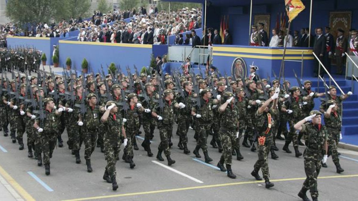 Un momento del desfile del Día de las Fuerzas Armadas celebrado en León en 2007.