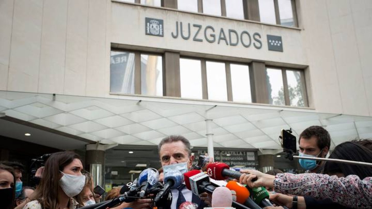 El delegado del Gobierno en Madrid, José Manuel Franco, atiende a los medios a su salida de los Juzgados. LUCA PIERGIOVANNI