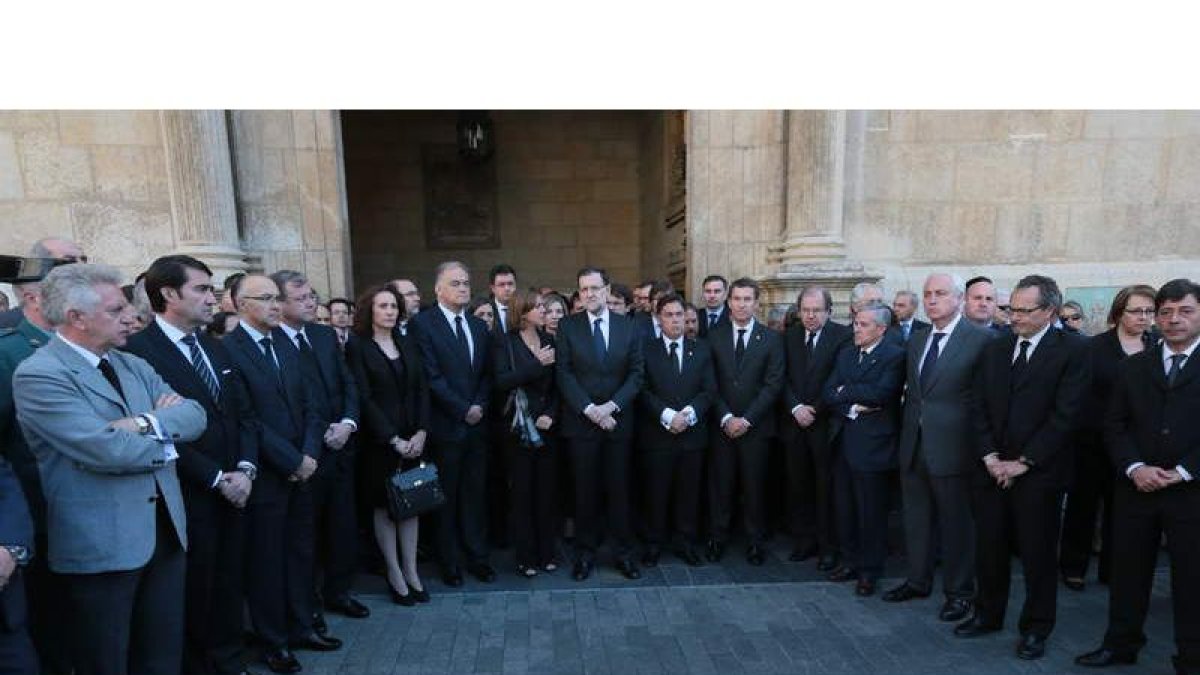 El presidente del PP y del Gobierno, Mariano Rajoy, encabezó la concentración de condena a las puertas de la Diputación por el asesinato de Carrasco.