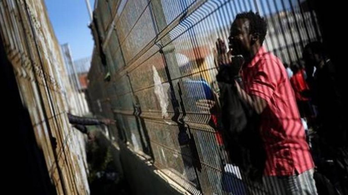 Un inmigrante en el CETI de Melilla tras haber saltado la valla.