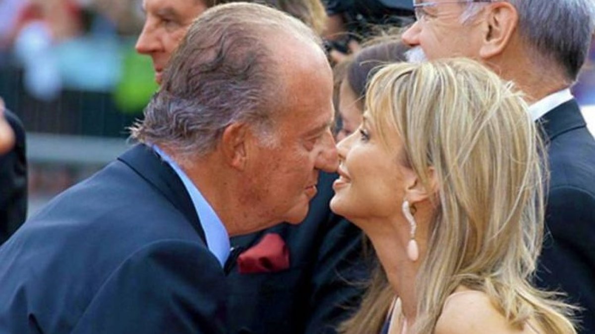 El rey Juan Carlos saluda a Corinna Larssen. DL