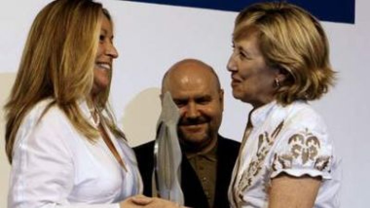 Trinidad Jiménez entrega a Montserrat Fuster uno de los premios de Integra BBVA.