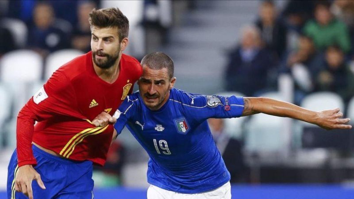 Piqué disputa un balón con Bonucci en el encuentro ante Italia el pasado mes de octubre.