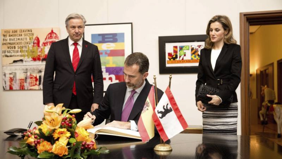 El rey Felipe de España firma en el libro de honor del Ayuntamiento de Berlín, Alemania, en presencia de su esposa, la reina Letizia, y del alcalde de Berlín, Klaus Wowereit.