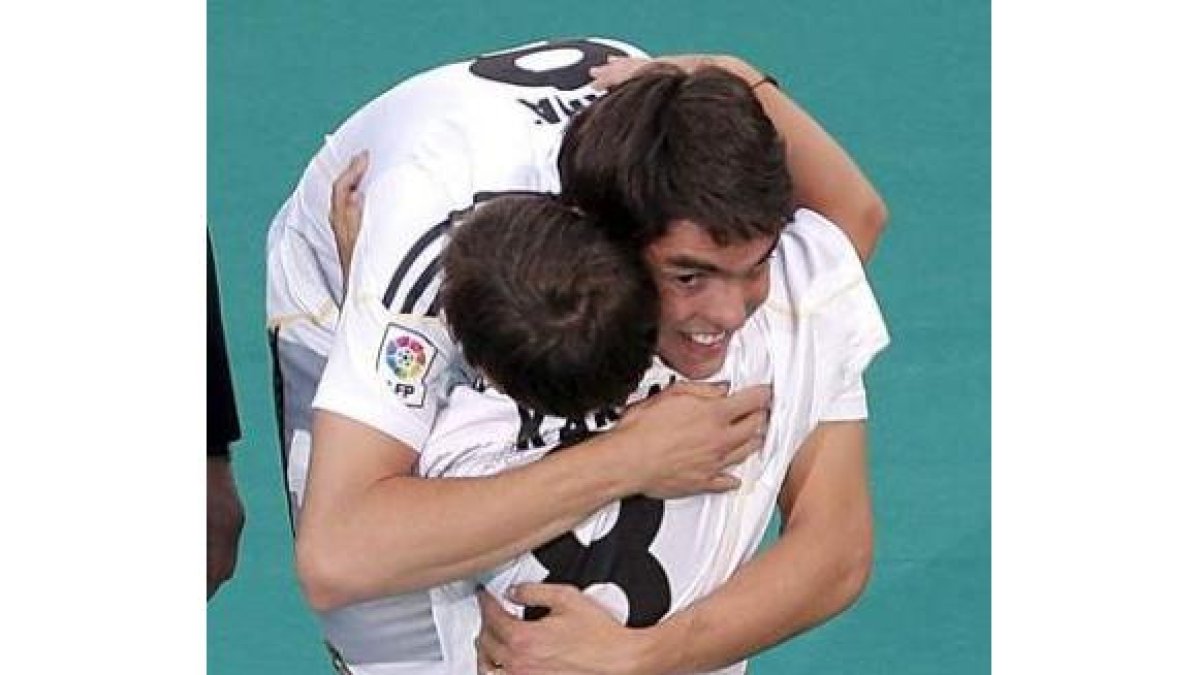Ricardo Izecson «Kaká» saluda a la afición durante su presentación como nuevo jugador de