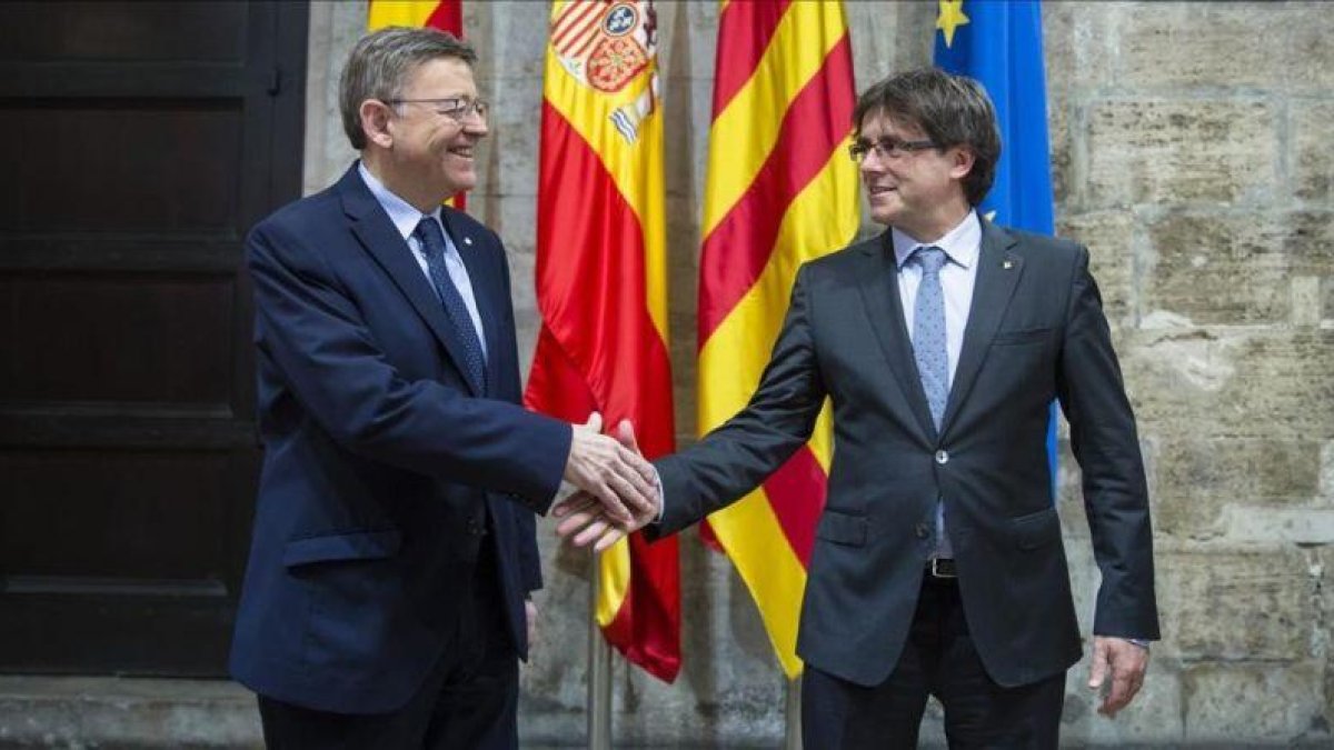 Los presidentes Carles Puigdemont y Ximo Puig, en el Palau de la Generalitat Valenciana.