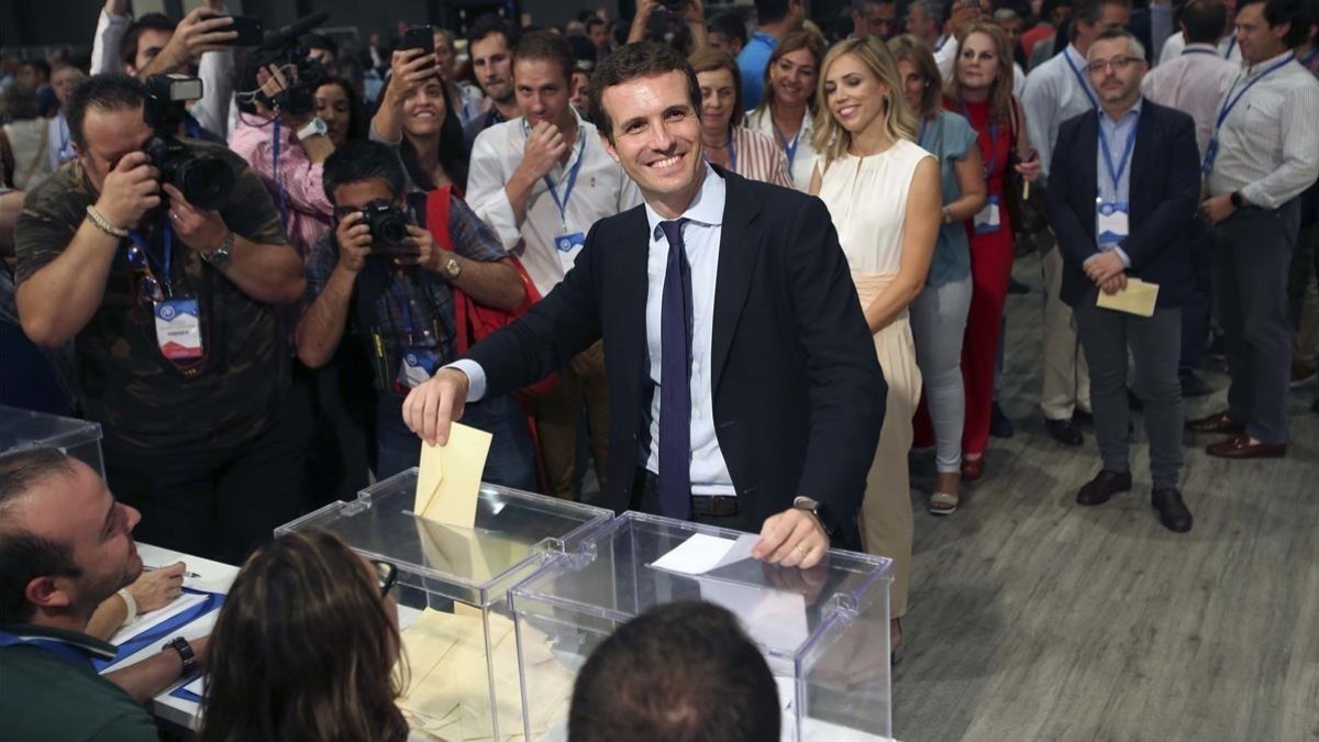 Pablo Casado vota en la segunda vuelta del congreso del PP.