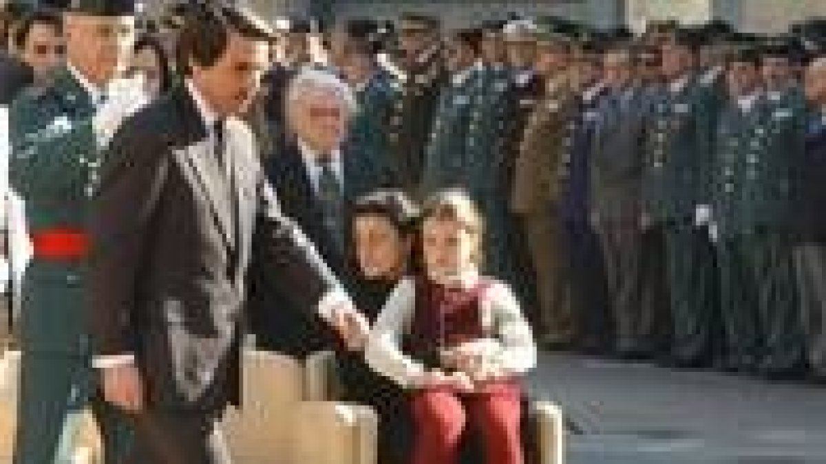 Aznar pasa por delante de la madre y la hija del guardia civil muerto en un atentado en Irak