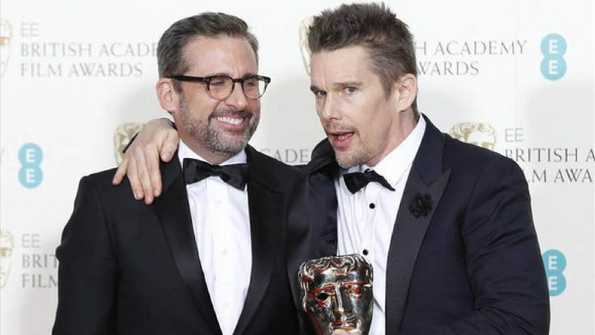 Ethan Hawke y Steve Carrell han recogido el premio a la mejor película en nombre de Richard Linklater, director de 'Boyhood'.