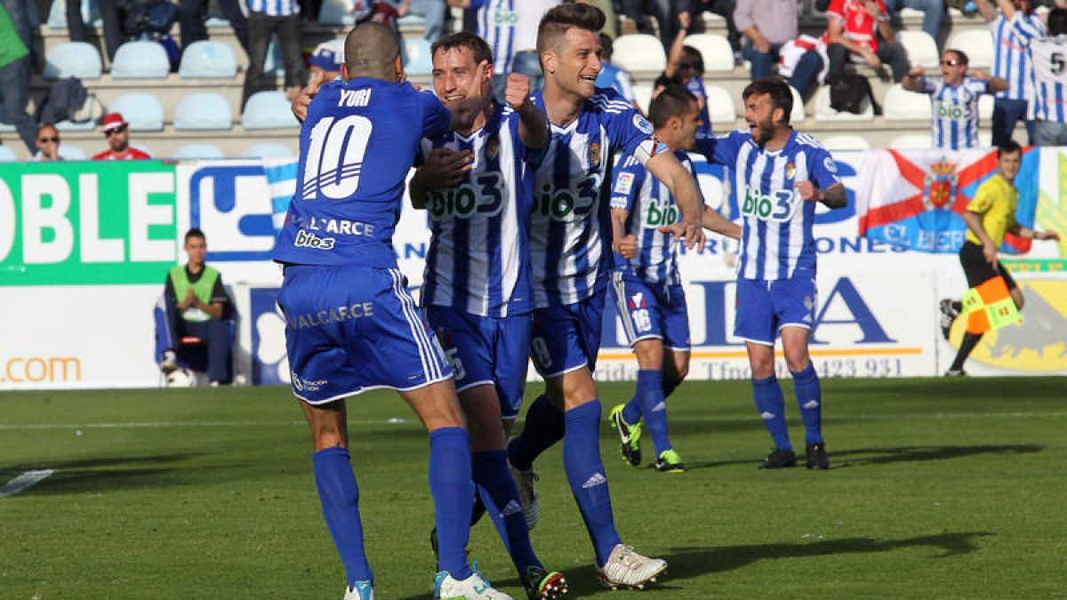 Alán Baró celebra con sus compañeros la consecución del gol que a la postre sería definitivo para otorgar a la Deportiva un nuevo triunfo y mantener vivas las ilusiones de jugar el play off de ascenso a Primera División.