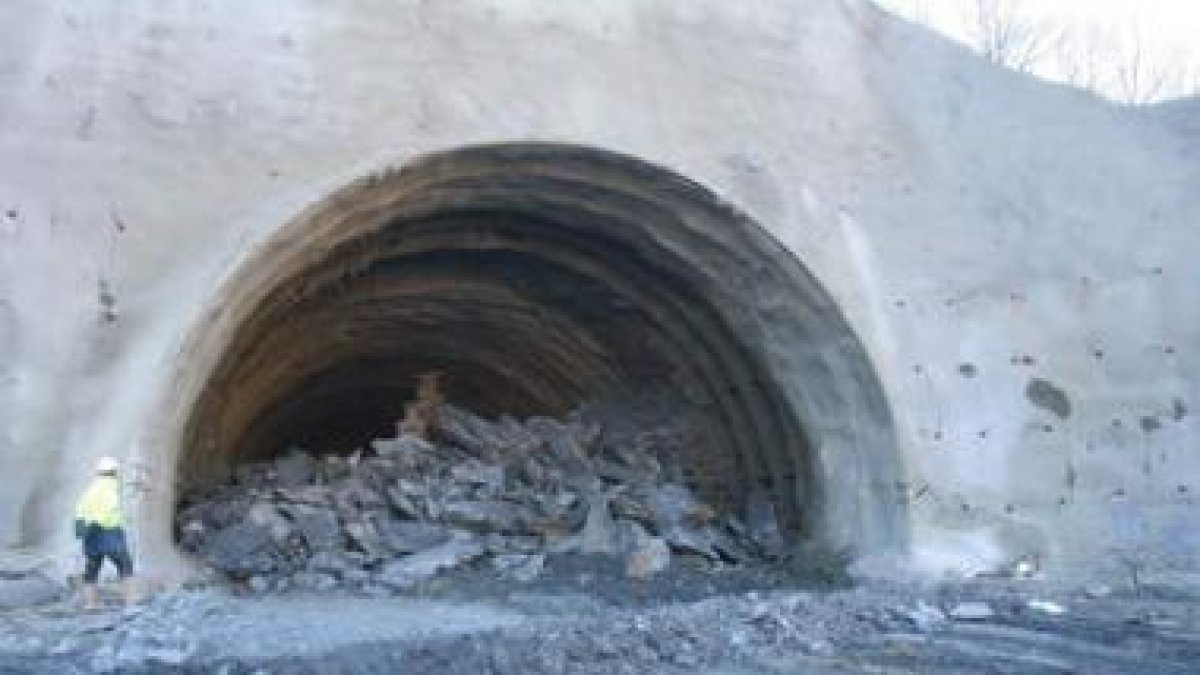 La variante de Pajares tiene doce túneles desde La Robla hasta Pola de Lena
