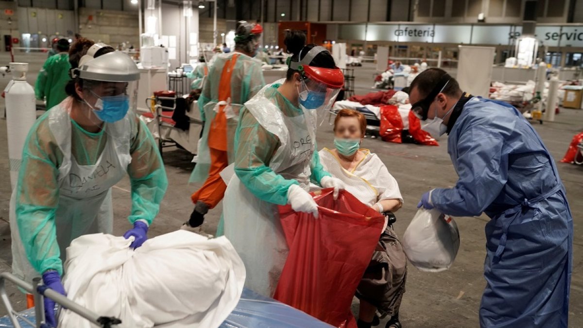 Personal sanitario atendiendo a pacientes en el hospital de campaña de Ifema, en Madrid. EFE COMUNIDAD DE MADRID