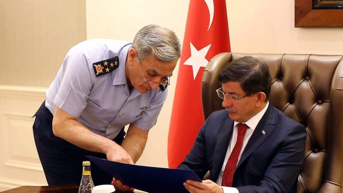 El general Ozturk conversa con el primer ministro Davutoglu.