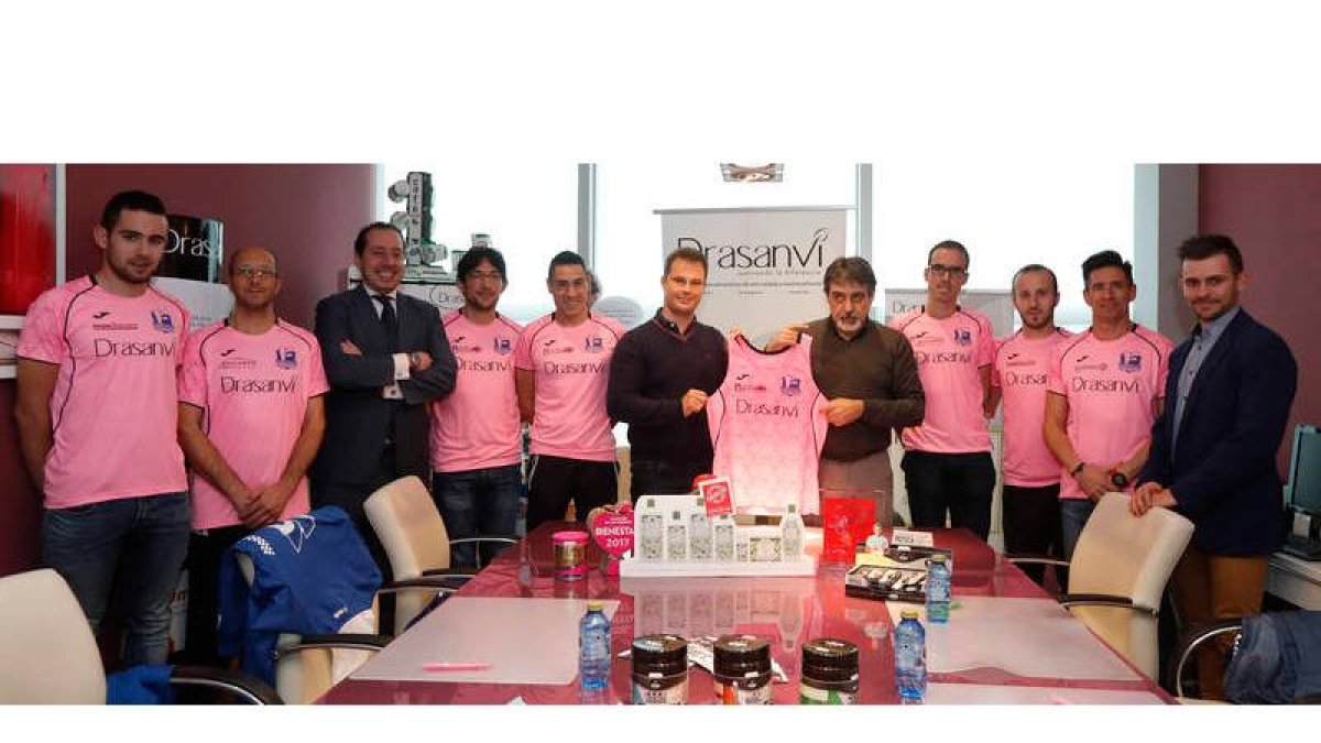 Óscar López y Rubén Carracedo rubricaron en presencia de varios atletas el acuerdo entre Drasanvi y el club Fisiorama. JESÚS F. SALVADORES