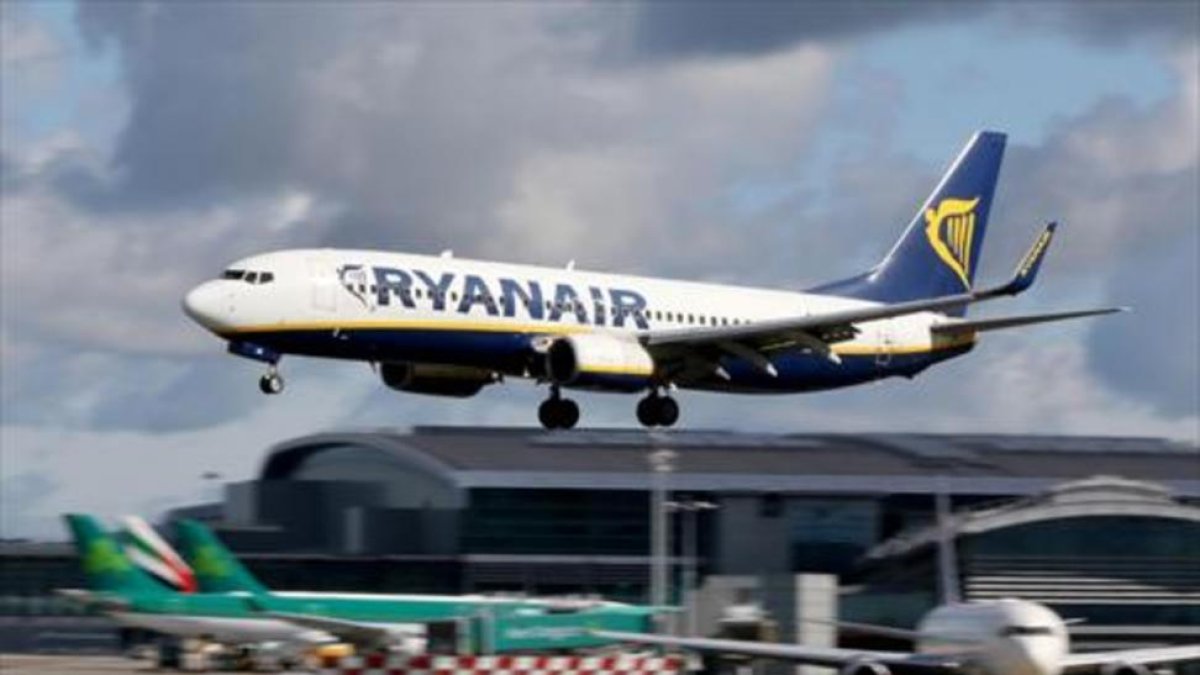 Un avión despega del aeropuerto de Dublín