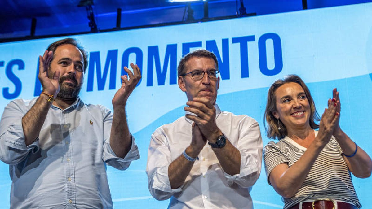 Alberto Núñez Feijóo, el alcalde de Toledo y Cuca Gamarra. ÁNGELES VISDOMINE