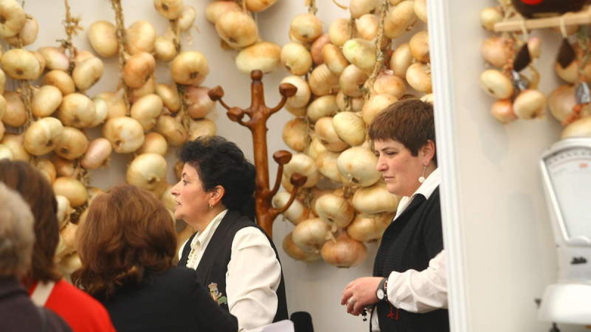 Dos vecinas de Páramo en su puesto de venta de cebollas, durante el mercado de otoño. ANA F. BARREDO