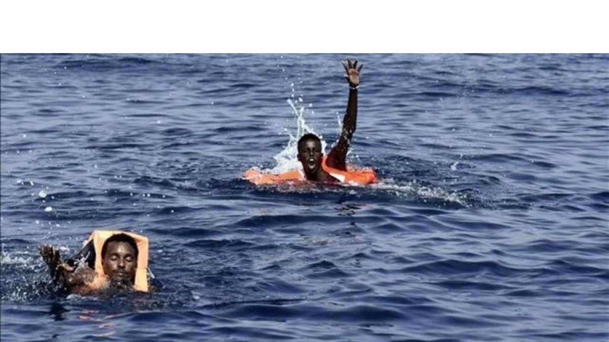 Inmigrantes en el mar antes de ser rescatados por Proactiva Open Arms.