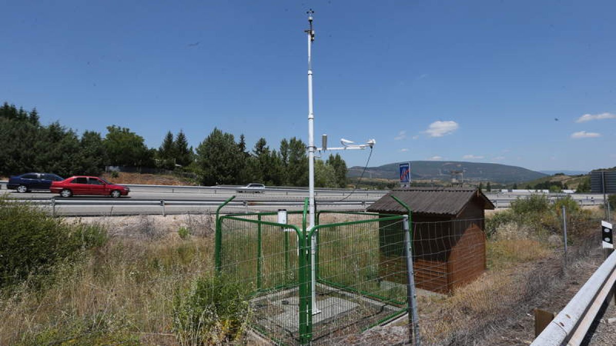 Estación de medición de Montearenas (San Miguel de las Dueñas) que Endesa quiere retirar.