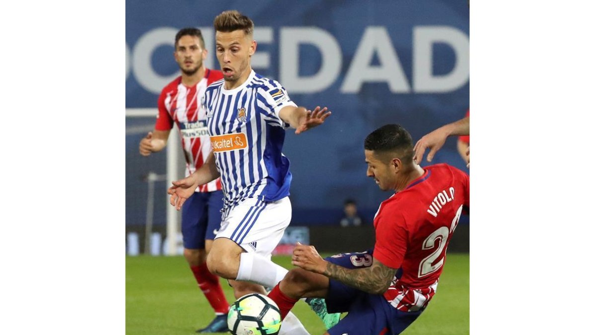 Vitolo pelea por un balón con Canales