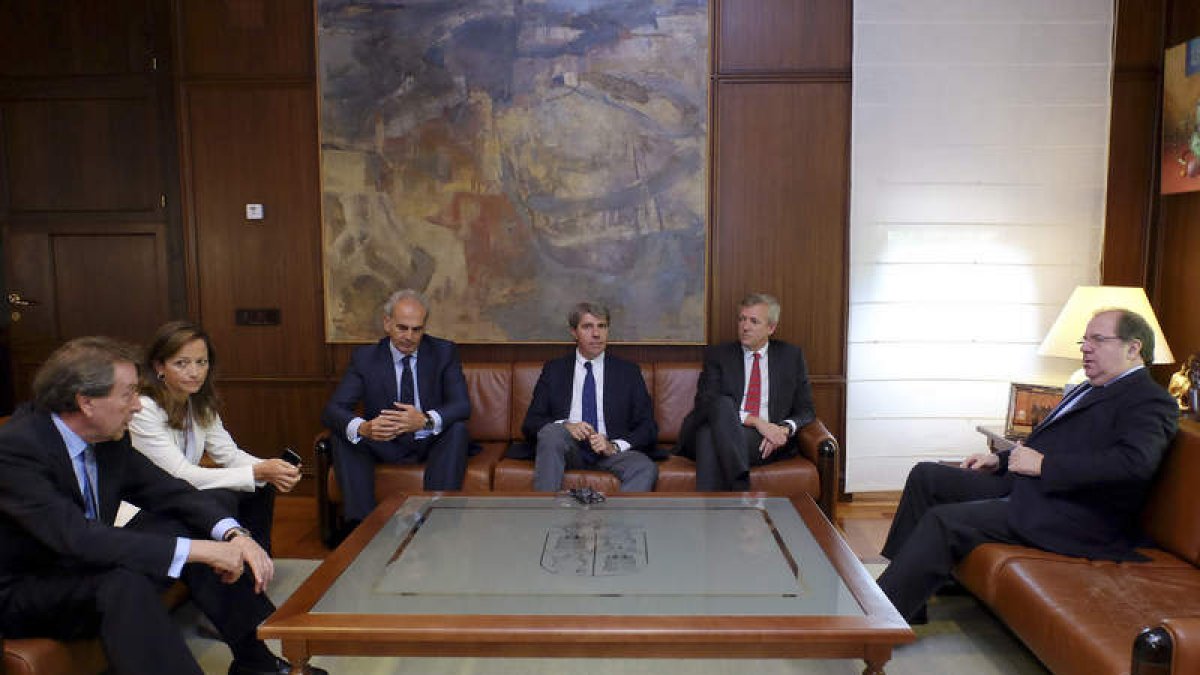 Herrera y De Santiago-Juárez, junto a los representantes de la Xunta y Madrid. R. GARCÍA