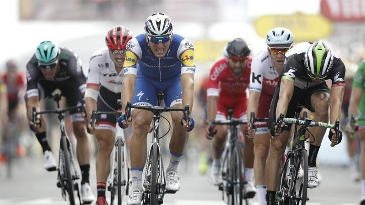 El ciclista alemán del equipo Quick Step Floors Marcel Kittel (c), llega vencedor a la meta durante la séptima etapa del Tour de Francia, en un carrera de 213.5 km entre las localidades de Troyes y Nuits-Saint-Georges (Francia).