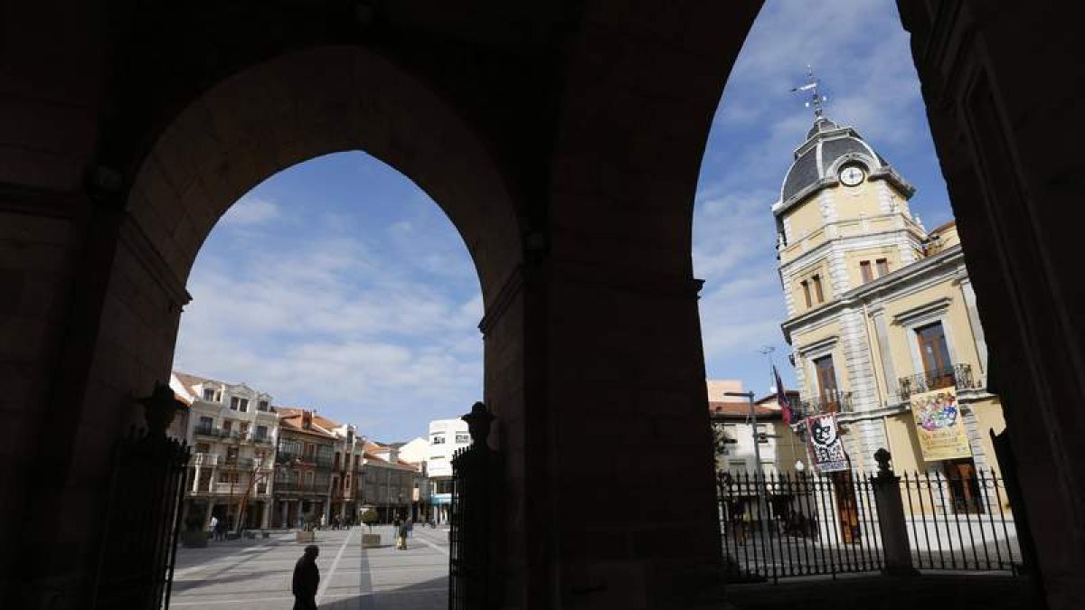 La estabilidad del Ayuntamiento de La Bañeza vuelve a depender de un pacto. JESÚS F. SALVADORES