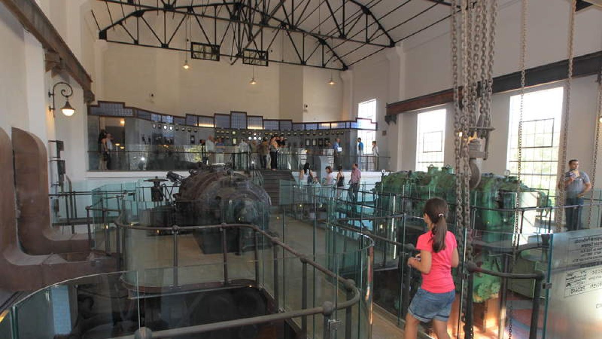 Interior de la antigua térmica, el día de la apertura del museo. LDM
