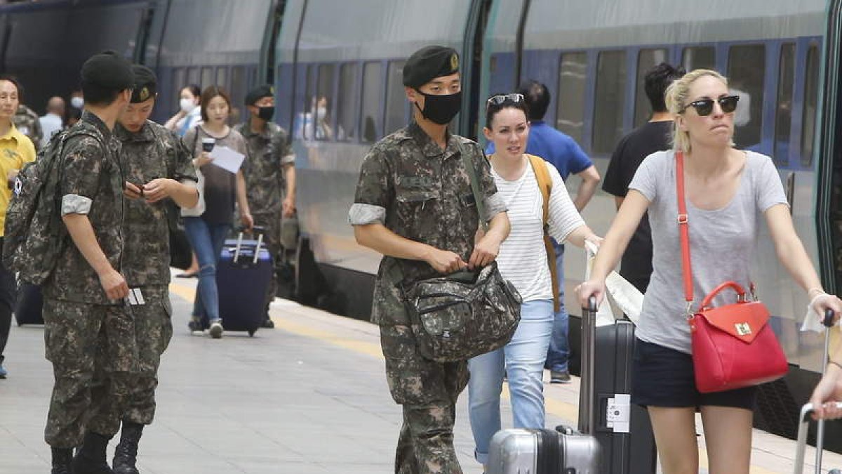 Soldados de Corea del Sur con mascarillas como medida de prevención.