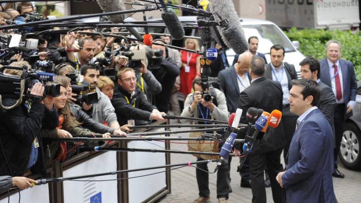 Alexis Tsipras atiende a los medios de comunicación antes de la reunión con el eurogrupo.