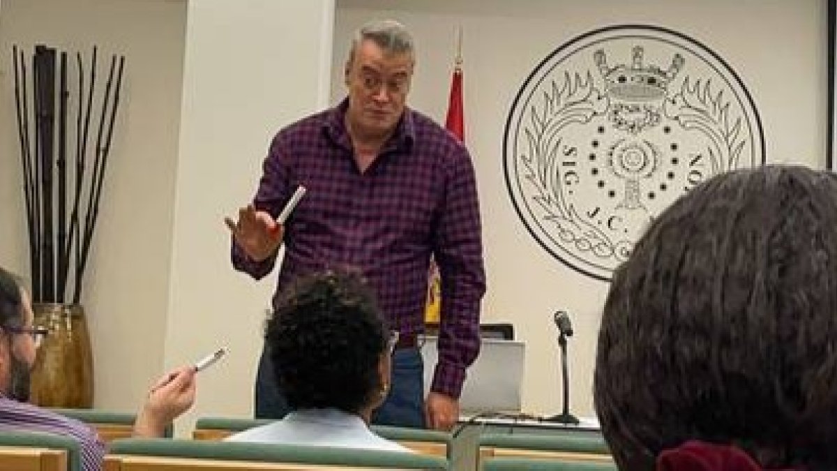 Javier Arias, durante una de las clases del máster de abogacía. DL