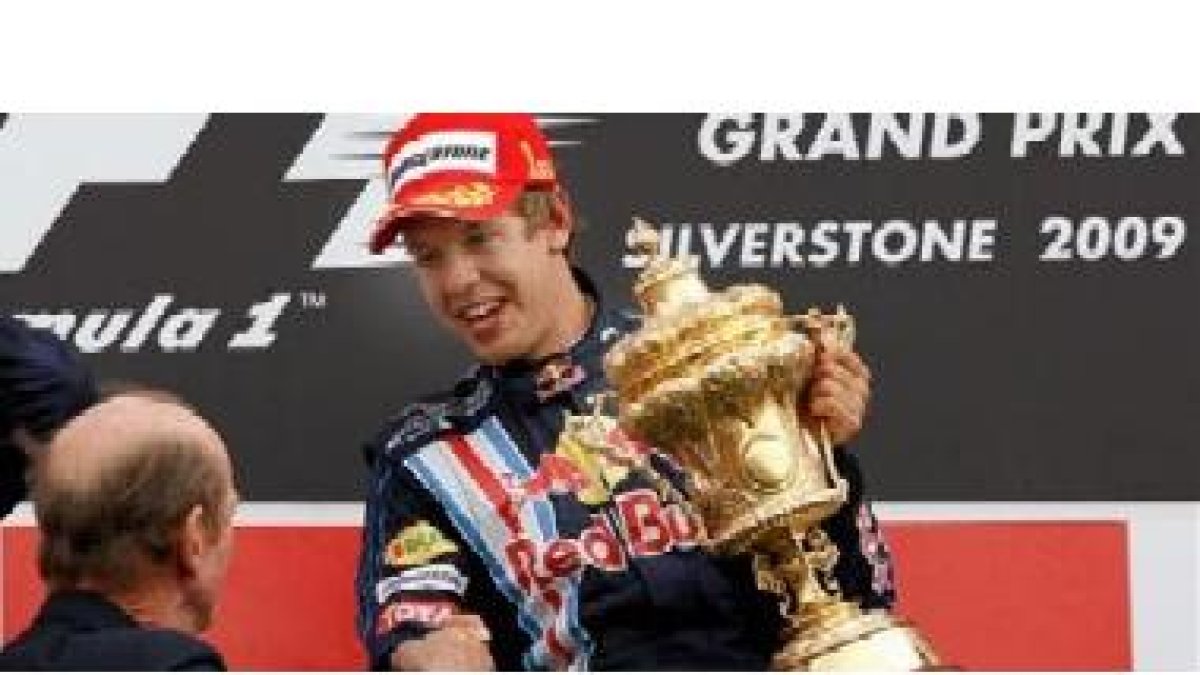 El alemán Sebastian Vettel recoge el trofeo de manos del Duque de Kent