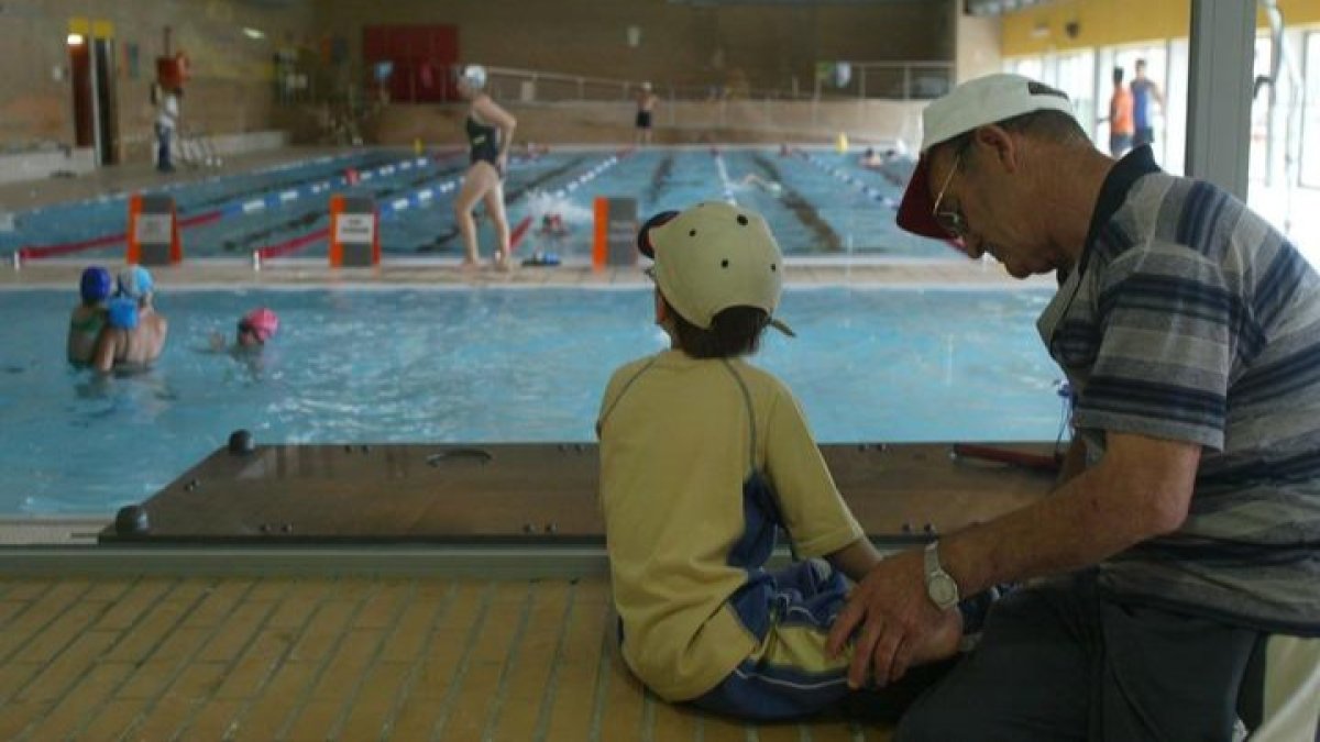 Piscina del centro deportivo de Eras. JESÚS F. SALVADORES