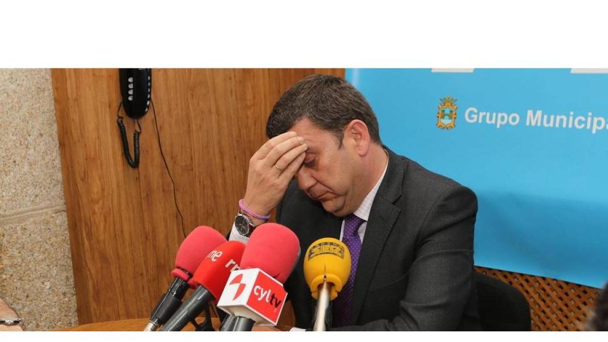 Carlos López Riesco en la rueda e prensa en la que ha comunicado que abandona su cargo como concejal y portavoz del PP en el Ayuntamiento de Ponferrada