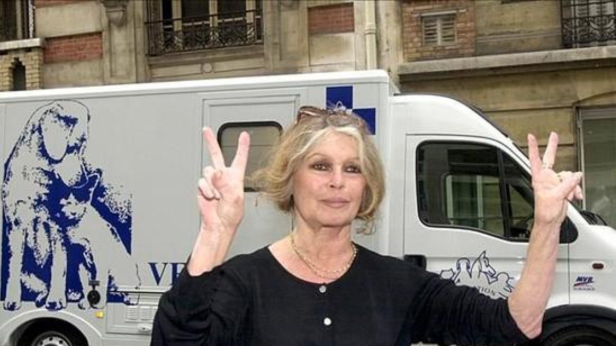Brigitte Bardot, en una imagen del 2002, ejerciendo de activista por los derechos de los animanles en París.