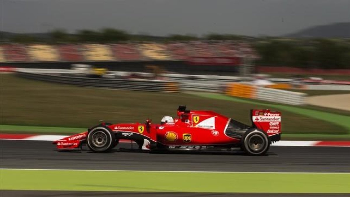El piloto de Ferrari de Alemania Sebastian Vettel , conduce su coche durante la segunda sesión de entrenosen el Gran Premio de España de Fórmula Uno en el circuito de Barcelona Catalunya en Montmeló viernes , 8 de mayo de 2015.