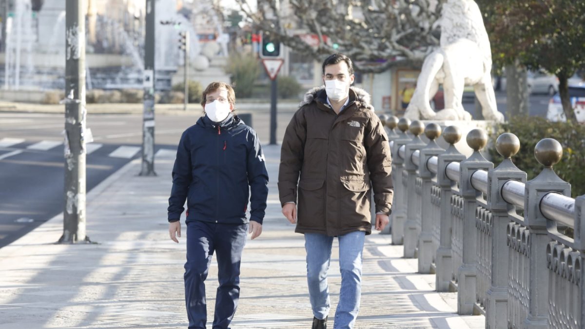 El alcalde de Madrid, José Luis Martínez-Almeida, de paseo por León junto al secretario provincial David Fernández, recorre el Puente de los Leones. MARCIANO PÉREZ