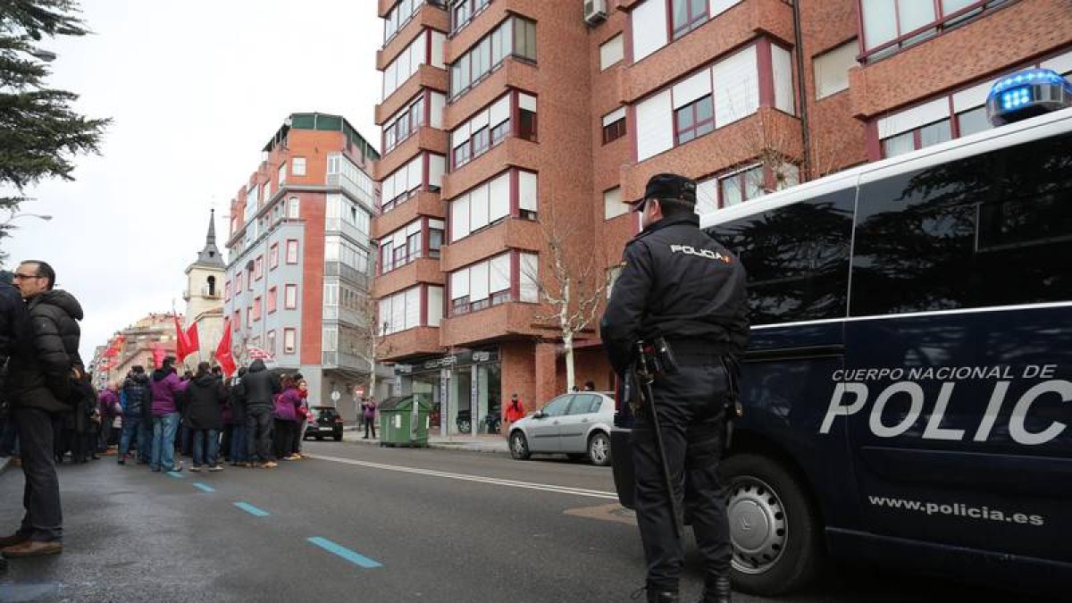 Los trabajadores de Everest protestan ante la casa de los propietarios de la empresa