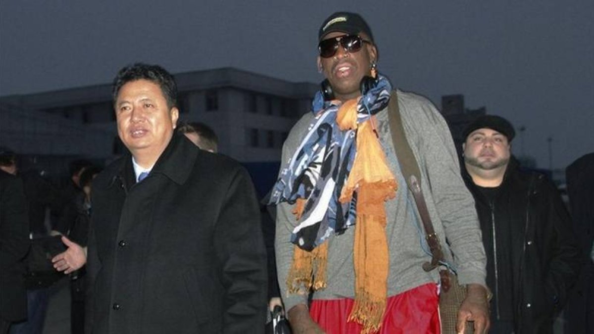 Dennis Rodman, junto al viceministro de Deportes norcoreano, a su llegada a Pionyang, este jueves.