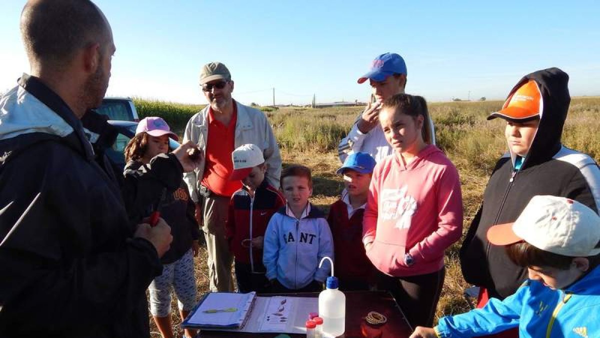 Los niños, junto a los biólogos del Grupo Ibérico de Anillamiento.